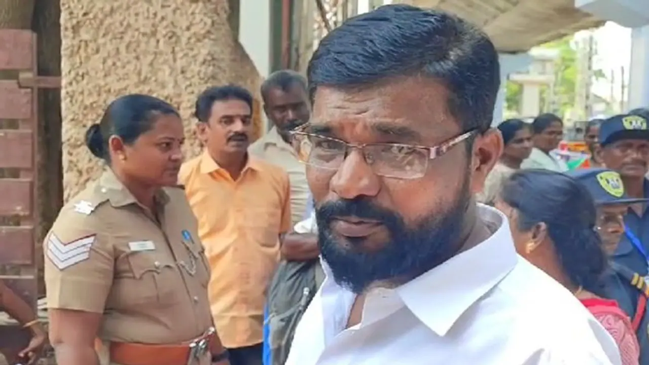 மதுரையில் பிறந்தநாள் அன்று நீட் தேர்வு எழுத வந்த 50 வயது வழக்கறிஞர்!