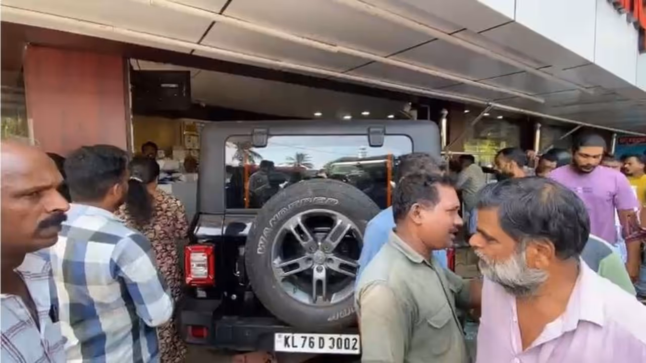 തിരൂരിൽ കാര് നിയന്ത്രണം വിട്ട് തുണിക്കടയിലേക്ക് പാഞ്ഞുകയറി; അപകടത്തിൽ കുട്ടികളടക്കം 6 പേര്ക്ക് പരിക്ക് തിരൂരിൽ കാര് നിയന്ത്രണം വിട്ട് തുണിക്കടയിലേക്ക് പാഞ്ഞുകയറി; അപകടത്തിൽ കുട്ടികളടക്കം 6 പേര്ക്ക് പരിക്ക്