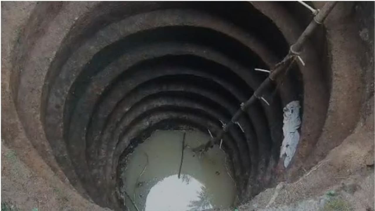 പത്തനംതിട്ടയിൽ കിണറ്റിൽ ഇറങ്ങി അബോധാവസ്ഥയിലായി അഞ്ചു പേർ; നാട്ടുകാർ രക്ഷപ്പെടുത്തി പത്തനംതിട്ടയിൽ കിണറ്റിൽ ഇറങ്ങി അബോധാവസ്ഥയിലായി അഞ്ചു പേർ; നാട്ടുകാർ രക്ഷപ്പെടുത്തി