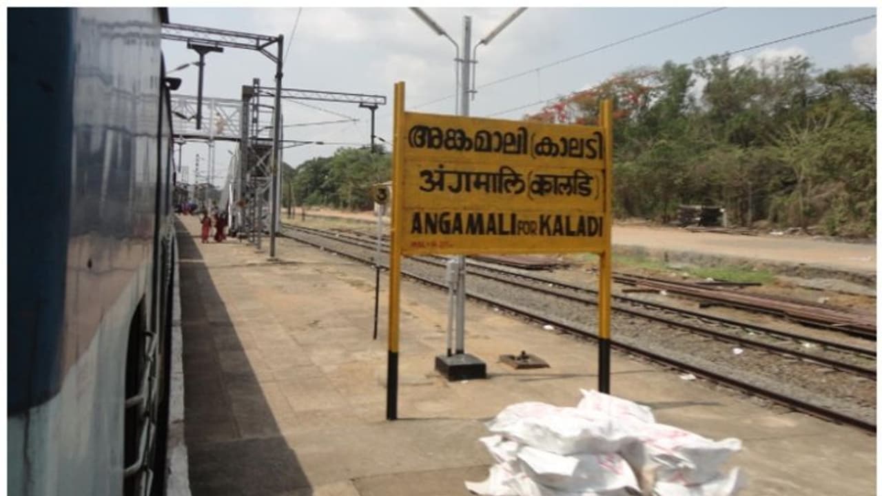 പാറ്റ്ന എറണാകുളം എക്സ്പ്രസിൽ അങ്കമാലിയിൽ ഇറങ്ങിയ രണ്ട് യുവാക്കളെ സംശയം; ബാഗ് പരിശോധിച്ചപ്പോൾ 4 കിലോ കഞ്ചാവ്