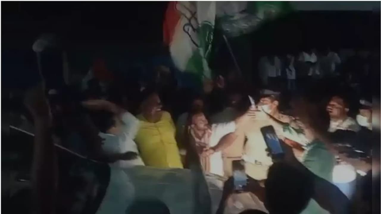 തോളില് കൈയിട്ട് ചിത്രമെടുക്കാന് ശ്രമിച്ച പ്രാദേശിക നേതാവിനെ തല്ലി ഡികെ ശിവകുമാര് വീഡിയോ തോളില് കൈയിട്ട് ചിത്രമെടുക്കാന് ശ്രമിച്ച പ്രാദേശിക നേതാവിനെ തല്ലി ഡികെ ശിവകുമാര് വീഡിയോ