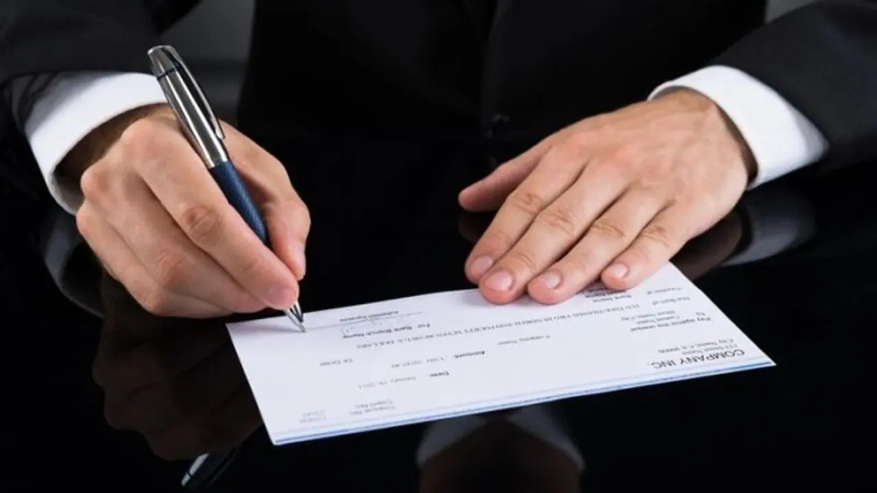 किस Cheque पर और कब होता है बैक साइड सिग्नेचर? 99% लोगों को नहीं है पता- आप जानते हैं क्या?