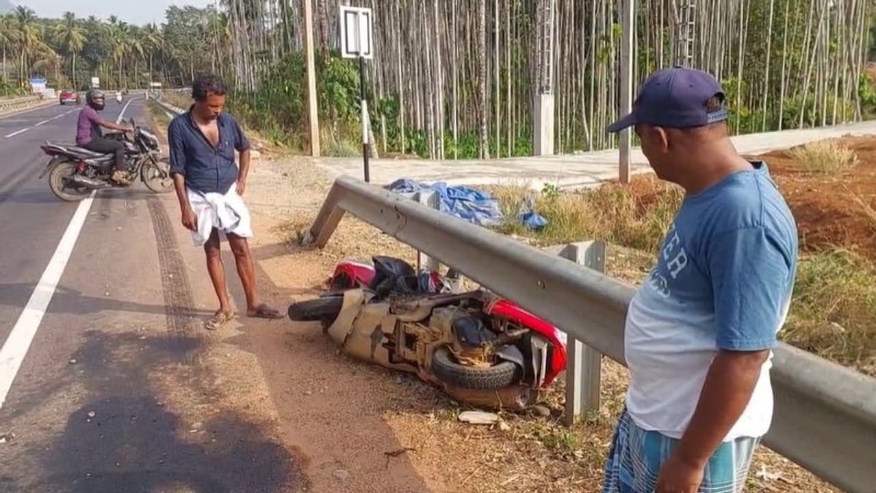 മകൾക്കൊപ്പം സ്കൂട്ടറിൽ സഞ്ചരിക്കുമ്പോൾ കെഎസ്ആര്ടിസി ബസിടിച്ചു; അച്ഛന് ദാരുണാന്ത്യം, മകൾക്ക് ഗുരുതര പരിക്ക് മകൾക്കൊപ്പം സ്കൂട്ടറിൽ സഞ്ചരിക്കുമ്പോൾ കെഎസ്ആര്ടിസി ബസിടിച്ചു; അച്ഛന് ദാരുണാന്ത്യം, മകൾക്ക് ഗുരുതര പരിക്ക്