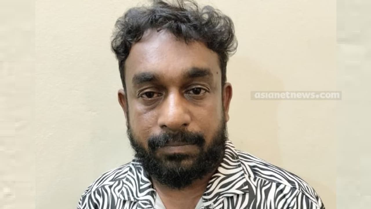 പുതിയ തന്ത്രം പയറ്റി, കച്ചവടത്തിന് തെരഞ്ഞെടുത്തത് ആശുപത്രിയുടെ പാര്ക്കിങ് ഏരിയ; എല്ലാം പാളി, ഒടുവിൽ അറസ്റ്റ് പുതിയ തന്ത്രം പയറ്റി, കച്ചവടത്തിന് തെരഞ്ഞെടുത്തത് ആശുപത്രിയുടെ പാര്ക്കിങ് ഏരിയ; എല്ലാം പാളി, ഒടുവിൽ അറസ്റ്റ്