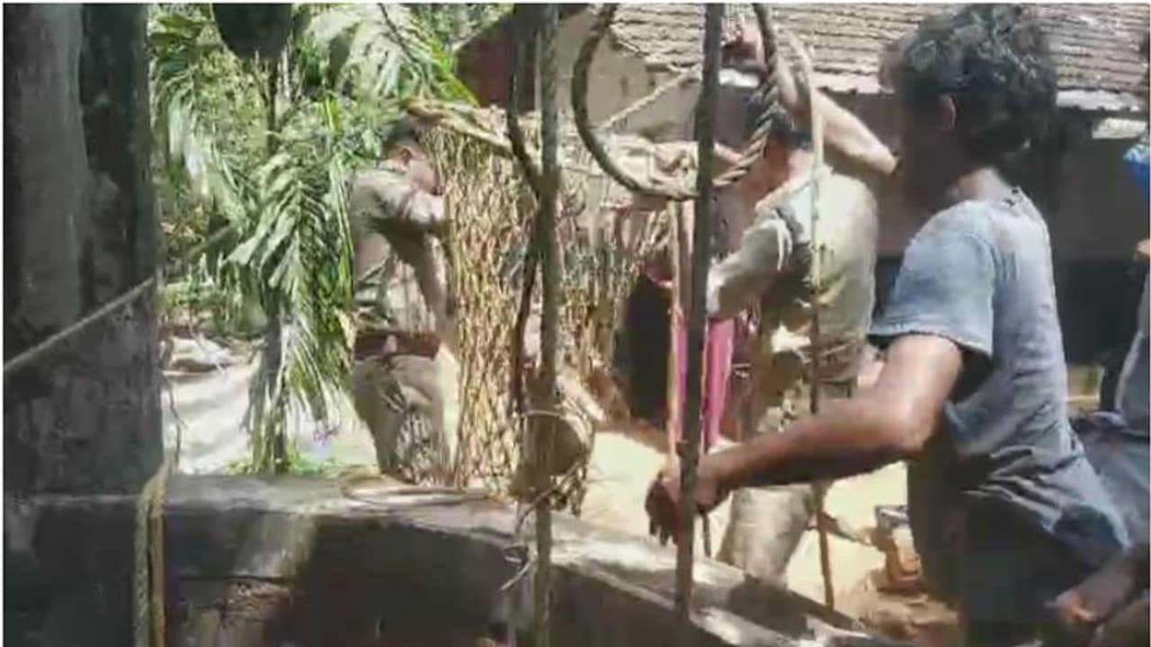 ആമിനയുടെ ആട്ടിന്കുട്ടി കിണറ്റില് വീണു; രക്ഷകരായി ഫയര്ഫോഴസ് ആമിനയുടെ ആട്ടിന്കുട്ടി കിണറ്റില് വീണു; രക്ഷകരായി ഫയര്ഫോഴസ്