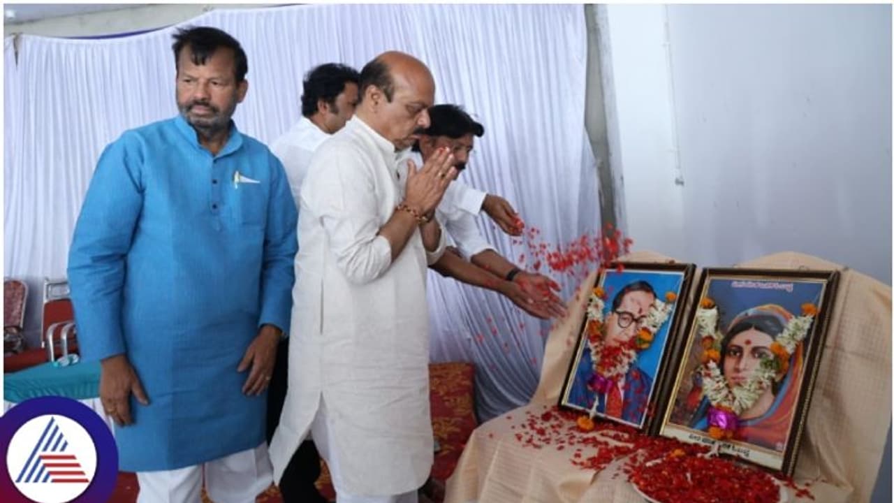 ಕೇಂದ್ರದಲ್ಲಿ ಯಾರೇ ಅಧಿಕಾರಕ್ಕೆ ಬಂದರೂ ಸಂವಿಧಾನ ಬದಲಿಸಲು ಸಾಧ್ಯವೇ ಇಲ್ಲ; ಮಾಜಿ ಸಿಎಂ ಬೊಮ್ಮಾಯಿ ಕೇಂದ್ರದಲ್ಲಿ ಯಾರೇ ಅಧಿಕಾರಕ್ಕೆ ಬಂದರೂ ಸಂವಿಧಾನ ಬದಲಿಸಲು ಸಾಧ್ಯವೇ ಇಲ್ಲ; ಮಾಜಿ ಸಿಎಂ ಬೊಮ್ಮಾಯಿ