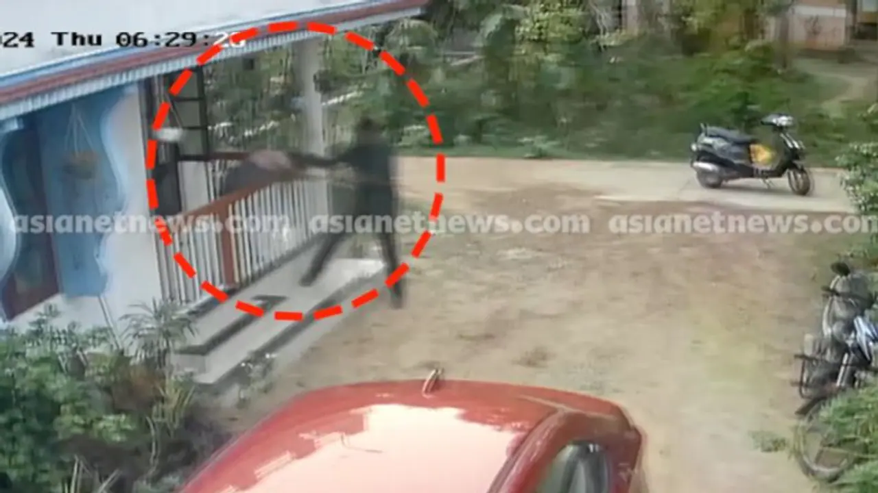 കൂട്ടുകാരന്റെ വീട്ടിലെത്തി, തടഞ്ഞ അമ്മയെ മുടിക്ക് കുത്തിപ്പിടിച്ച് പൊതിരെ തല്ലി; വധശ്രമത്തിന് കേസ്, അറസ്റ്റ് കൂട്ടുകാരന്റെ വീട്ടിലെത്തി, തടഞ്ഞ അമ്മയെ മുടിക്ക് കുത്തിപ്പിടിച്ച് പൊതിരെ തല്ലി; വധശ്രമത്തിന് കേസ്, അറസ്റ്റ്