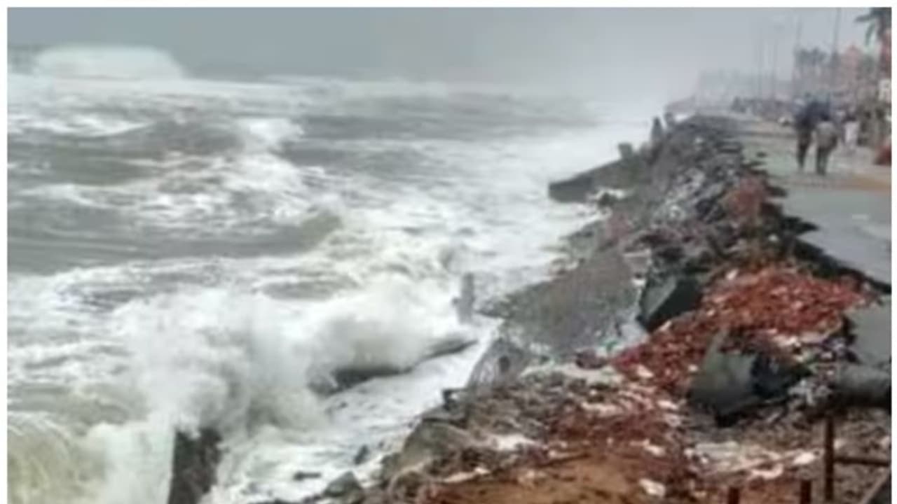 ഇന്നും കള്ളക്കടൽ മുന്നറിയിപ്പ്: കേരള തീരത്തും തെക്കൻ തമിഴ്നാട് തീരത്തും ഓറഞ്ച് അലർട്ട് ഇന്നും കള്ളക്കടൽ മുന്നറിയിപ്പ്: കേരള തീരത്തും തെക്കൻ തമിഴ്നാട് തീരത്തും ഓറഞ്ച് അലർട്ട്