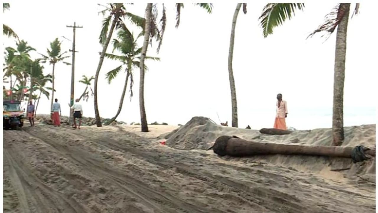 തൃക്കുന്നപ്പുഴയിൽ കള്ളക്കടൽ പ്രതിഭാസം: റോഡിലേക്ക് തിരമാല അടിച്ചു കയറി, മണലടിഞ്ഞ് ഗതാഗത തടസ്സം തൃക്കുന്നപ്പുഴയിൽ കള്ളക്കടൽ പ്രതിഭാസം: റോഡിലേക്ക് തിരമാല അടിച്ചു കയറി, മണലടിഞ്ഞ് ഗതാഗത തടസ്സം