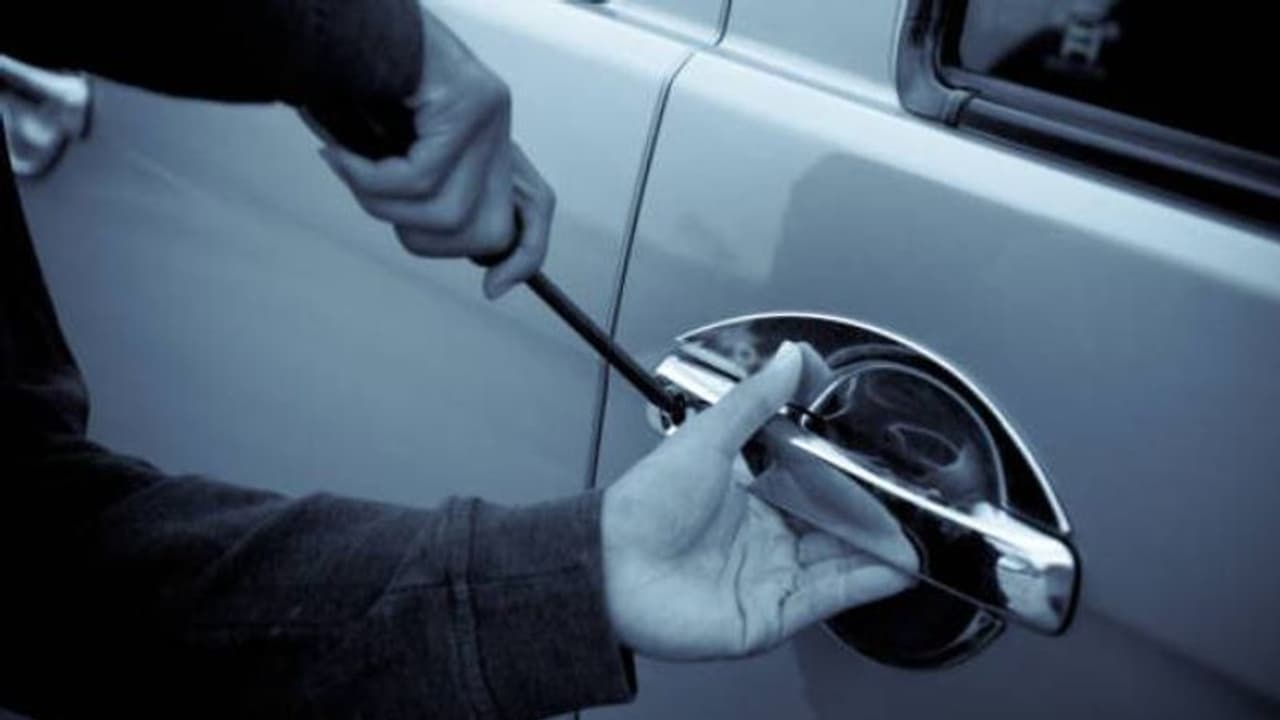 നല്ല 'ഹൃദയമുള്ള' കള്ളൻ; കാർ മോഷ്ടിച്ചു, ആരുമറിയാതെ ചിതാഭസ്മം തിരികെ വച്ചു നല്ല 'ഹൃദയമുള്ള' കള്ളൻ; കാർ മോഷ്ടിച്ചു, ആരുമറിയാതെ ചിതാഭസ്മം തിരികെ വച്ചു