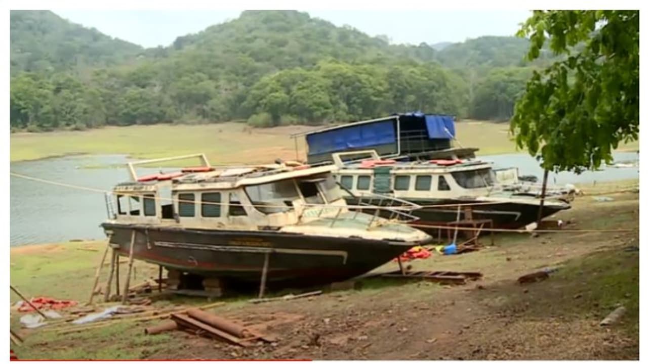 ബോട്ടുകൾ കട്ടപ്പുറത്ത്, ഡിങ്കിയിലും ചങ്ങാടത്തിലും തിങ്ങിനിറഞ്ഞ് സാഹസിക യാത്ര ചെയ്ത് ജോലിക്കെത്തേണ്ട സാഹചര്യം