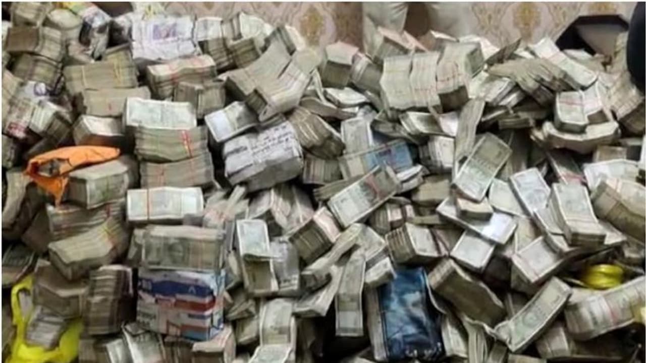 മന്ത്രിയുടെ സഹായിയുടെ വീട്ടിൽ നിന്ന് പിടികൂടിയത് 25 കോടി; ജാർഖണ്ഡിലെ ഇഡി റെയ്ഡ് തദ്ദേശ വകുപ്പിലെ അഴിമതി കേസിൽ മന്ത്രിയുടെ സഹായിയുടെ വീട്ടിൽ നിന്ന് പിടികൂടിയത് 25 കോടി; ജാർഖണ്ഡിലെ ഇഡി റെയ്ഡ് തദ്ദേശ വകുപ്പിലെ അഴിമതി കേസിൽ