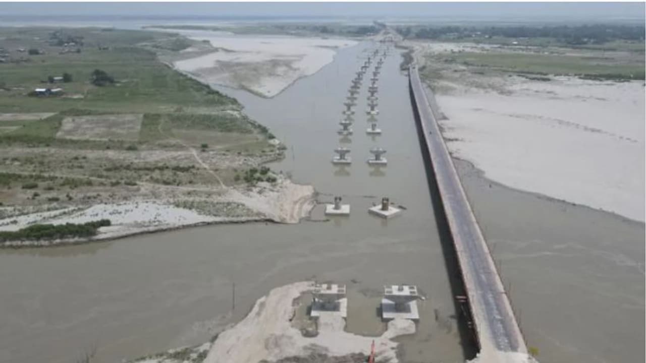 രാജ്യത്തെ ഏറ്റവും വലിയ പാലത്തെ ചൊല്ലി പിടിവലി; ക്രഡിറ്റ് ഏറ്റെടുത്ത് മൂന്ന് പാര്‍ട്ടികള്‍, ത്രികോണ പോര്! 