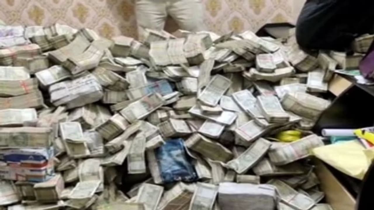 ஜார்கண்ட் அமைச்சர் பி.ஏ.வின் வீட்டு பணியாளரிடம் இருந்து கோடிக்கணக்கான பணம் பறிமுதல்!