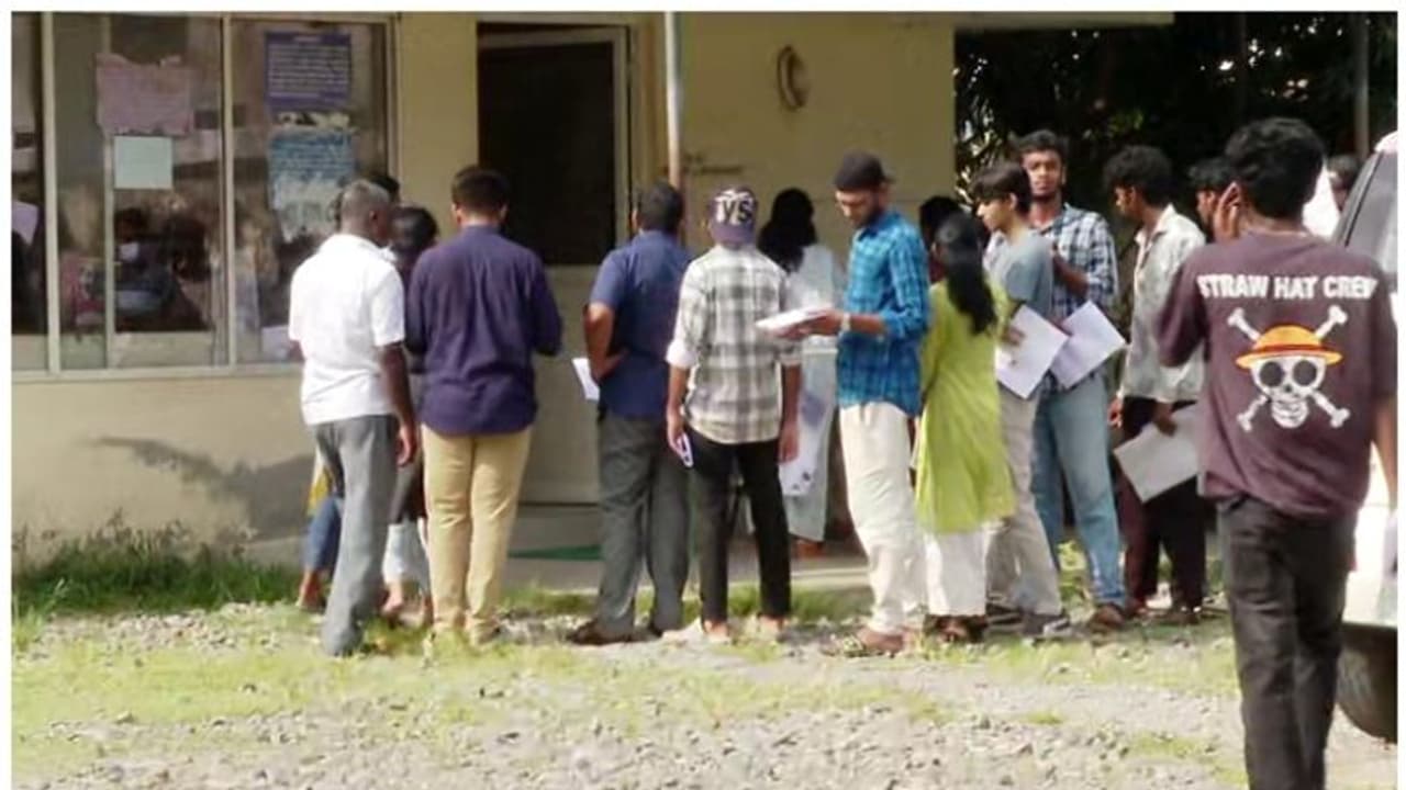 ലൈസൻസിനും ആർസി ബുക്കിനുമായി കാത്തിരിക്കുന്നത് നിരവധി പേർ: കുടിശ്ശിക നൽകിയിട്ടും അച്ചടി വൈകുന്നു ലൈസൻസിനും ആർസി ബുക്കിനുമായി കാത്തിരിക്കുന്നത് നിരവധി പേർ: കുടിശ്ശിക നൽകിയിട്ടും അച്ചടി വൈകുന്നു