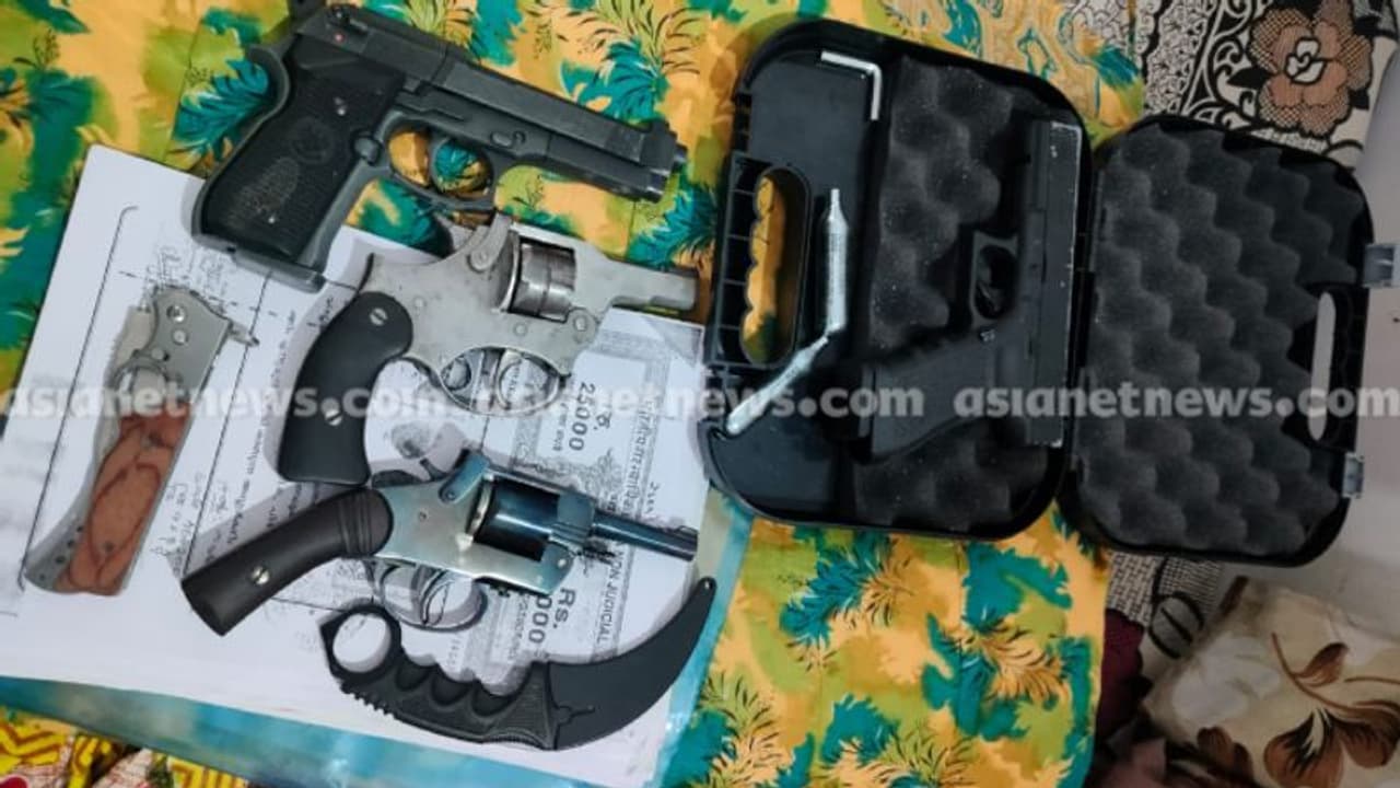 രഹസ്യ വിവരം കിട്ടി, പൊലീസ് പാഞ്ഞെത്തി, ആലുവയിൽ റെയ്ഡ്: 4 തോക്കുകളും 8 ലക്ഷം രൂപയും 2 കത്തിയും കണ്ടെത്തി രഹസ്യ വിവരം കിട്ടി, പൊലീസ് പാഞ്ഞെത്തി, ആലുവയിൽ റെയ്ഡ്: 4 തോക്കുകളും 8 ലക്ഷം രൂപയും 2 കത്തിയും കണ്ടെത്തി