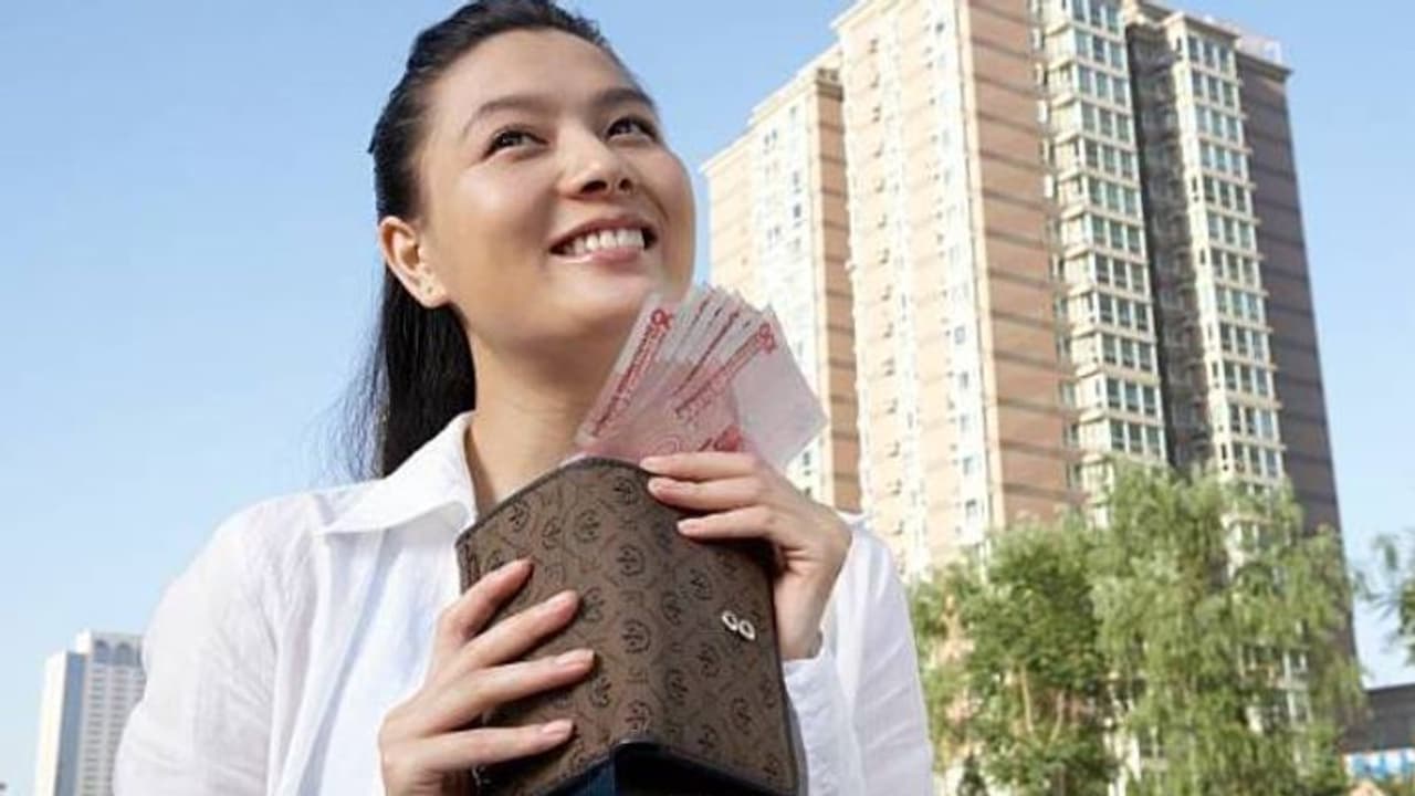 80 ലക്ഷം രൂപ, പെട്ടി നിറയെ നോട്ടുകൾ, യുവതിക്ക് കാമുകന്റെ സമ്മാനം, ബാങ്കിലെത്തിയതോടെ എല്ലാം പൊളിഞ്ഞു 80 ലക്ഷം രൂപ, പെട്ടി നിറയെ നോട്ടുകൾ, യുവതിക്ക് കാമുകന്റെ സമ്മാനം, ബാങ്കിലെത്തിയതോടെ എല്ലാം പൊളിഞ്ഞു