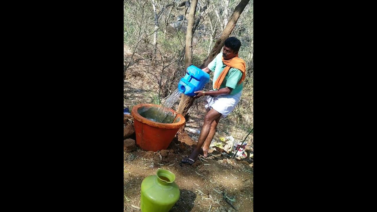 ಬೆಂ.ಗ್ರಾ. ವನ್ಯ ಜೀವಿಗಳ ನೀರಿನ ದಾಹ ನೀಗಿಸುತ್ತಿರುವ ಪ್ರಾಣಿಪ್ರಿಯರು ಬೆಂ.ಗ್ರಾ. ವನ್ಯ ಜೀವಿಗಳ ನೀರಿನ ದಾಹ ನೀಗಿಸುತ್ತಿರುವ ಪ್ರಾಣಿಪ್ರಿಯರು