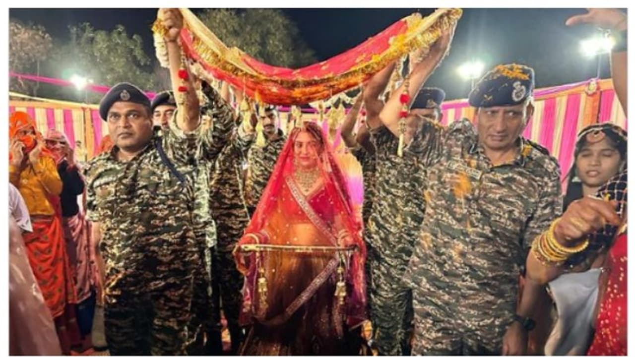 അച്ഛന്റെ സ്ഥാനത്ത് നിന്ന് കൊല്ലപ്പെട്ട സൈനികന്റെ മകളുടെ വിവാഹം നടത്തി സിആർപിഎഫ് ജവാന്മാര്; പോസ്റ്റ് വൈറല് അച്ഛന്റെ സ്ഥാനത്ത് നിന്ന് കൊല്ലപ്പെട്ട സൈനികന്റെ മകളുടെ വിവാഹം നടത്തി സിആർപിഎഫ് ജവാന്മാര്; പോസ്റ്റ് വൈറല്