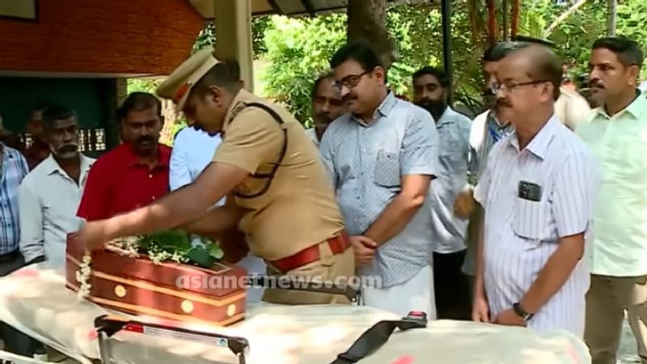 ഉള്ളുനീറുന്ന വിട; അമ്മ കൊന്ന് വലിച്ചെറിഞ്ഞ കുഞ്ഞിന്‍റെ മൃതദേഹം ഏറ്റെടുത്ത് ആദരപൂര്‍വം സംസ്കാരം നടത്തി പൊലീസ്