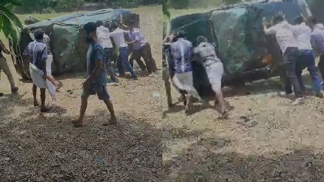 കാർ നിയന്ത്രണം വിട്ട് പാടത്തേക്ക് മറിഞ്ഞു, യാത്രക്കാർ അത്ഭുതകരമായി രക്ഷപ്പെട്ടു വീഡിയോ കാർ നിയന്ത്രണം വിട്ട് പാടത്തേക്ക് മറിഞ്ഞു, യാത്രക്കാർ അത്ഭുതകരമായി രക്ഷപ്പെട്ടു വീഡിയോ