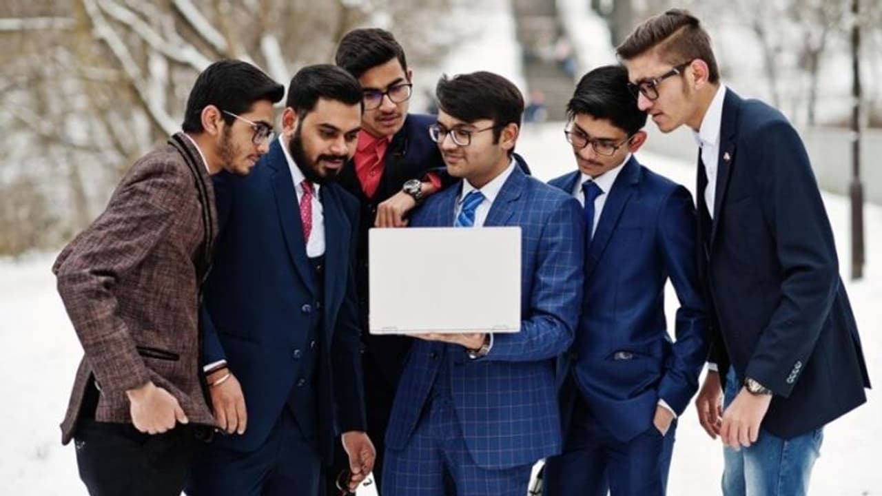 ഒന്നും രണ്ടും പേരെയല്ല, 6 ലക്ഷം പേരെ ജോലിക്കെടുക്കാൻ ആപ്പിൾ; ലക്ഷ്യം ഇതാണ് ഒന്നും രണ്ടും പേരെയല്ല, 6 ലക്ഷം പേരെ ജോലിക്കെടുക്കാൻ ആപ്പിൾ; ലക്ഷ്യം ഇതാണ്