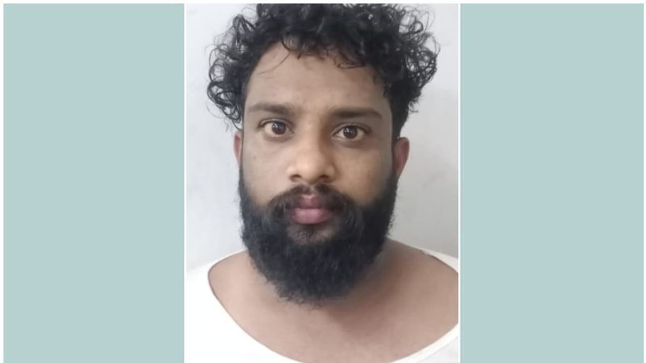 കൊല്ലം ടു ബംഗളൂരു, യുവാവിന്റെ പോക്കും വരവും സ്ഥിരം; ഇത്തവണ കൊല്ലത്ത് കാത്തുനിന്നത് പൊലീസ്, അറസ്റ്റ് കൊല്ലം ടു ബംഗളൂരു, യുവാവിന്റെ പോക്കും വരവും സ്ഥിരം; ഇത്തവണ കൊല്ലത്ത് കാത്തുനിന്നത് പൊലീസ്, അറസ്റ്റ്