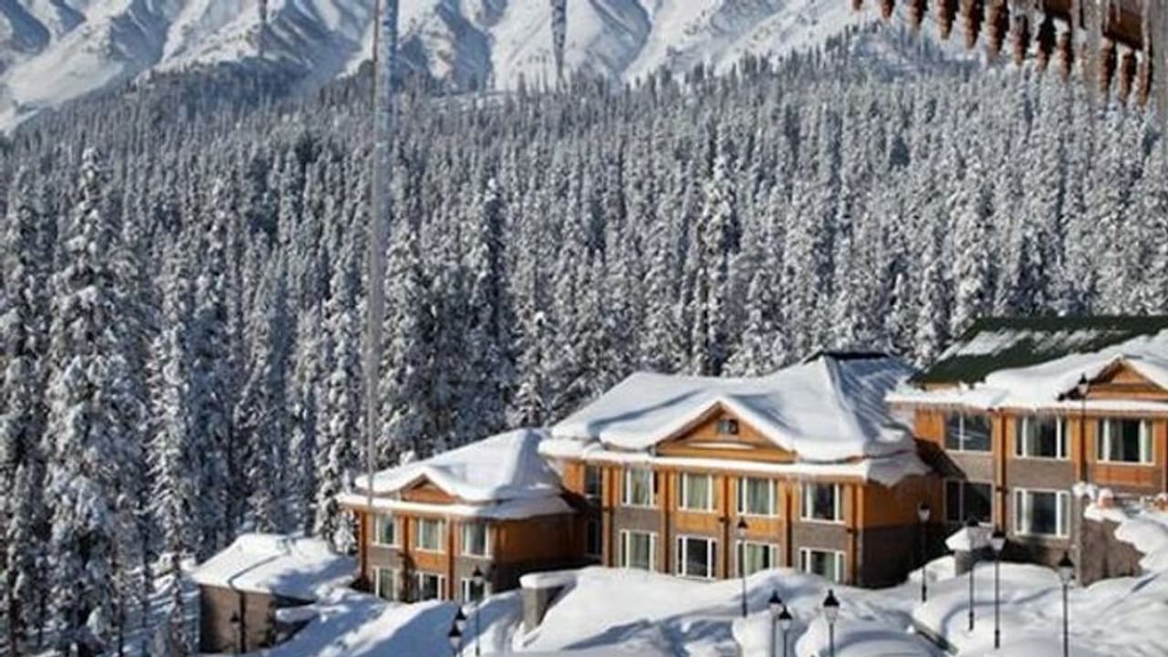 गर्मी की हाय तौबा से बचने के लिए पहुंच जाइए Gulmarg की बर्फीली पहाड़ियों में गर्मी की हाय तौबा से बचने के लिए पहुंच जाइए Gulmarg की बर्फीली पहाड़ियों में