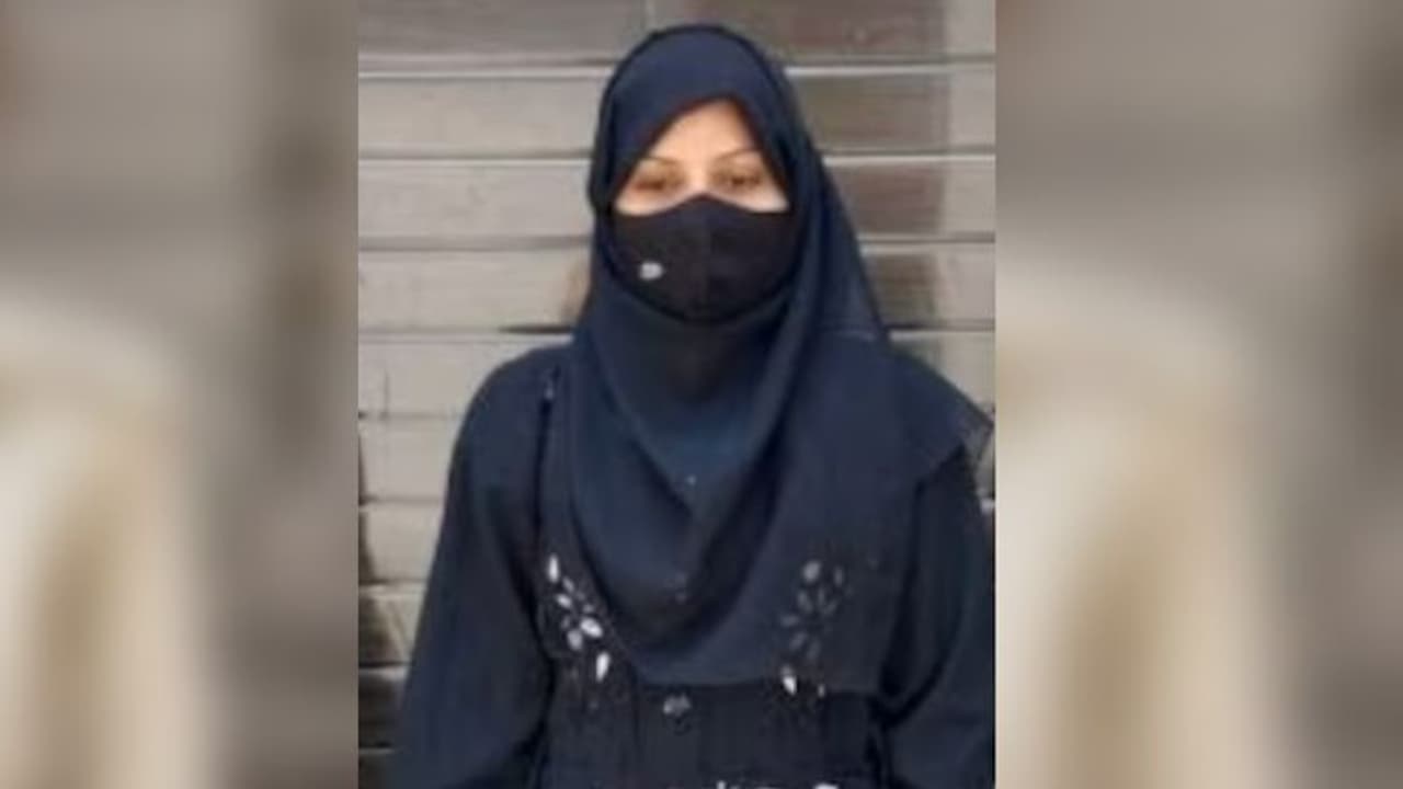 കൈകാലുകൾ കെട്ടിയിട്ടു, സിഗരറ്റ് കൊണ്ട് ഭർത്താവിന്റെ നെഞ്ചിലും ശരീരത്തിലും പൊള്ളിച്ചു; ഭാര്യ അറസ്റ്റിൽ കൈകാലുകൾ കെട്ടിയിട്ടു, സിഗരറ്റ് കൊണ്ട് ഭർത്താവിന്റെ നെഞ്ചിലും ശരീരത്തിലും പൊള്ളിച്ചു; ഭാര്യ അറസ്റ്റിൽ