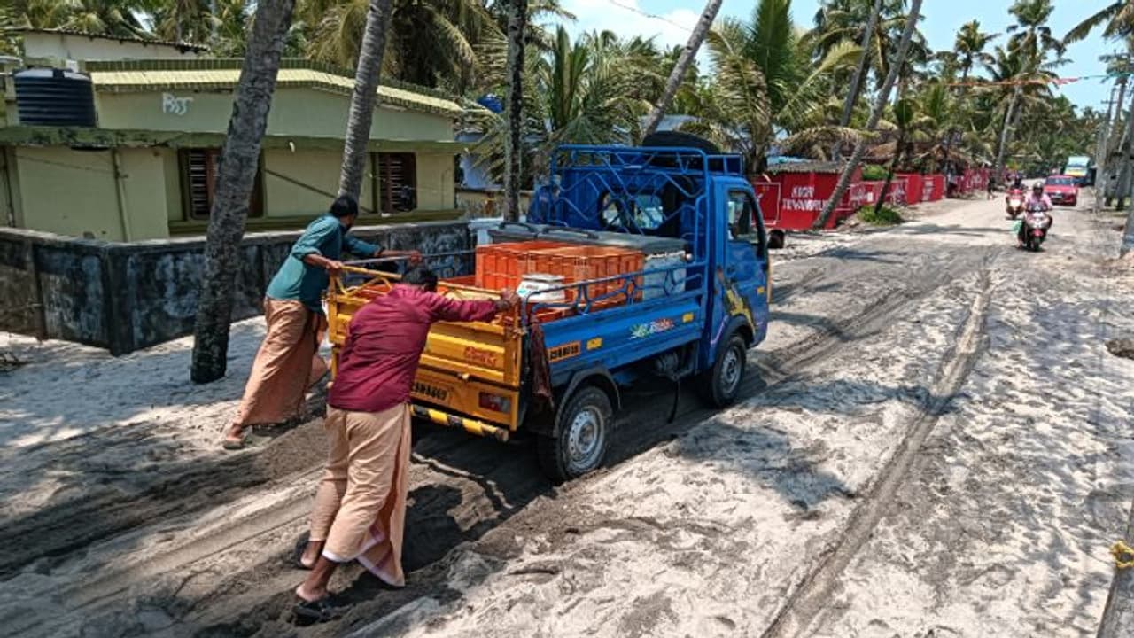 കടൽക്കലിയിൽ തീരദേശപാതയിൽ മണ്ണ് അടിഞ്ഞുകയറി, യാത്രാദുരിതം, പ്രതിഷേധം കടൽക്കലിയിൽ തീരദേശപാതയിൽ മണ്ണ് അടിഞ്ഞുകയറി, യാത്രാദുരിതം, പ്രതിഷേധം