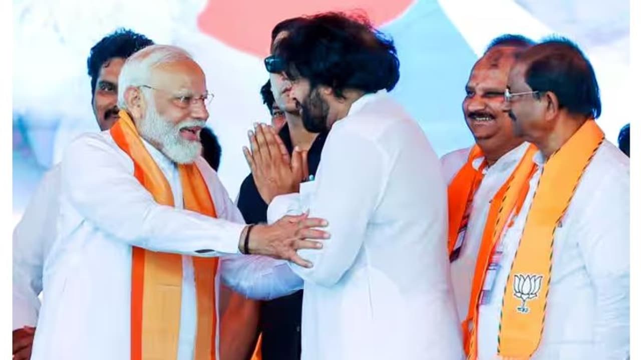 Pawan kalyan : காலில் விழுந்த நடிகர் பவன் கல்யாண்... கண்டித்த பிரதமர் மோடி வைரலாகும் வீடியோ