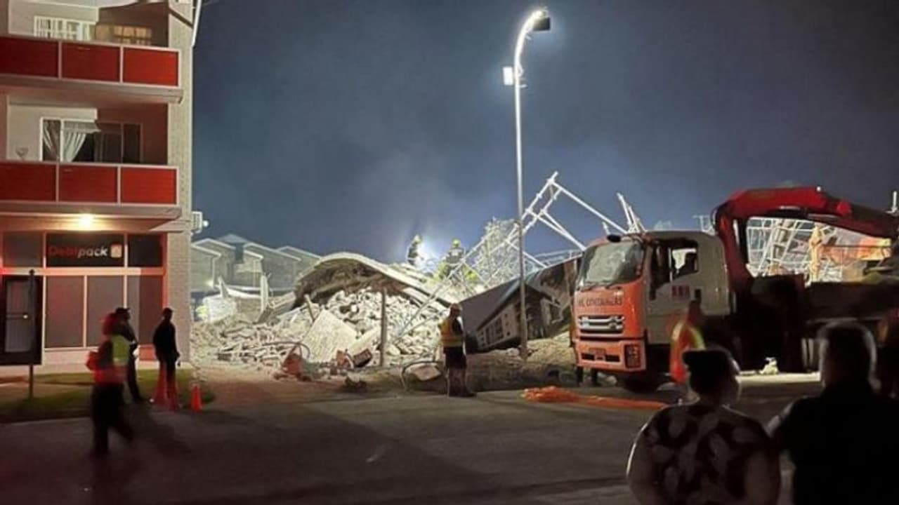 സൈറ്റിലുണ്ടായിരുന്നത് 75പേർ, അഞ്ച് നില കെട്ടിടം നിലംപൊത്തിയത് നിമിഷങ്ങൾക്കുള്ളിൽ, 2 മരണം, നിരവധിപ്പേർ കുടുങ്ങി സൈറ്റിലുണ്ടായിരുന്നത് 75പേർ, അഞ്ച് നില കെട്ടിടം നിലംപൊത്തിയത് നിമിഷങ്ങൾക്കുള്ളിൽ, 2 മരണം, നിരവധിപ്പേർ കുടുങ്ങി