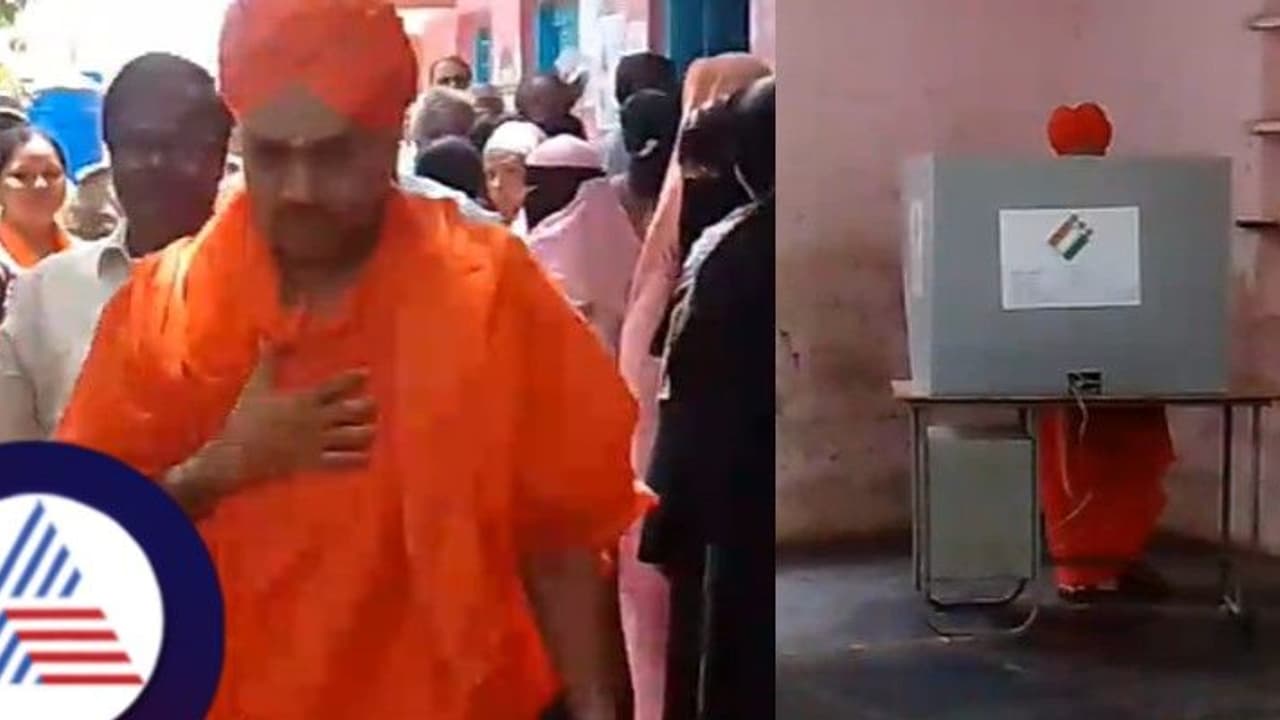 ಲೋಕಸಭಾ ಚುನಾವಣೆ 2024: ಕೊಪ್ಪಳ ಗವಿಸಿದ್ದೇಶ್ವರ ಶ್ರೀಗಳಿಂದ ಮತದಾನ