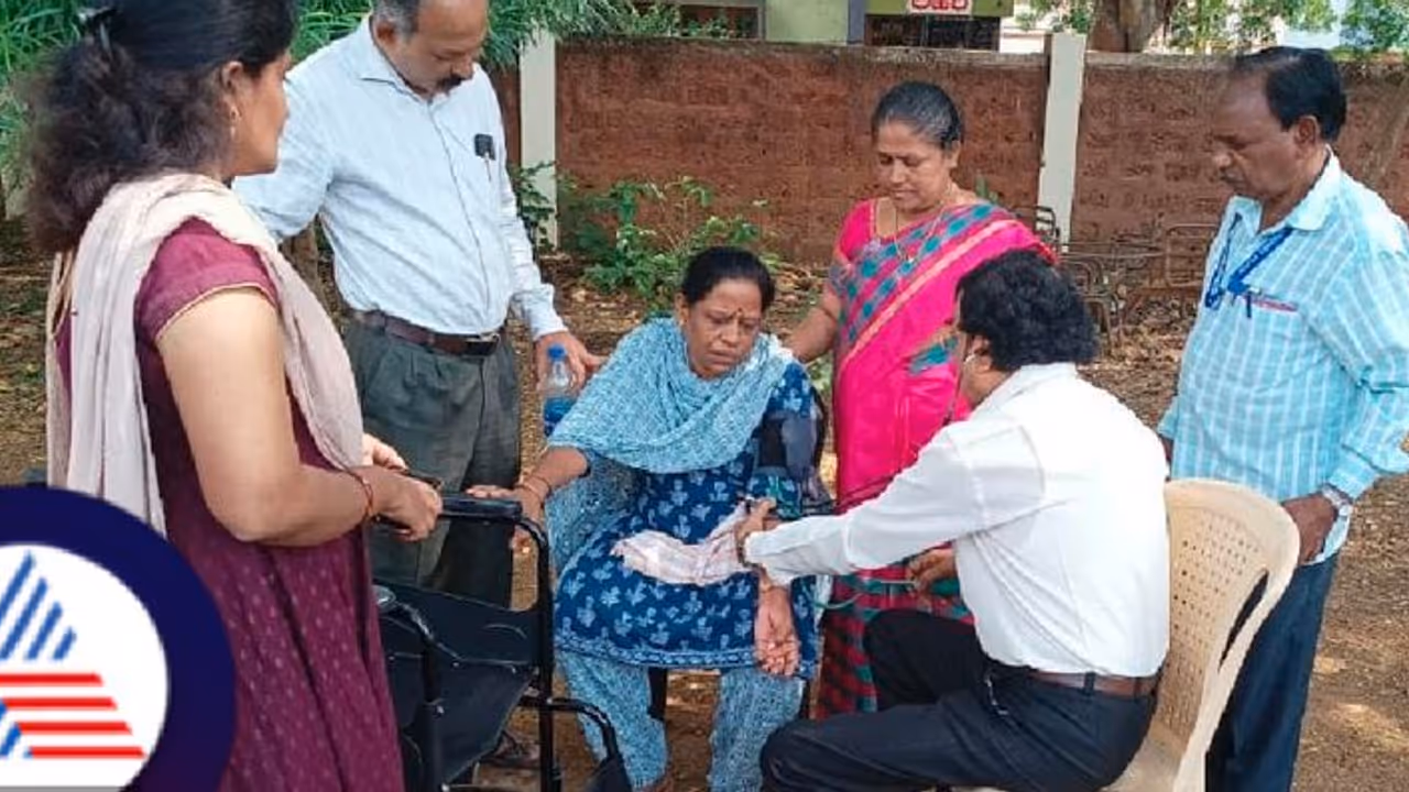 ಕುಸಿದು ಬಿದ್ದ ಚುನಾವಣಾ ಸಿಬ್ಬಂದಿ: ಮತದಾನ ಮಾಡಲು ಬಂದಿದ್ದ ಡಾ.ನಿತಿನ್ಚಂದ್ರ ಅವರಿಂದ ಚಿಕಿತ್ಸೆ ಕುಸಿದು ಬಿದ್ದ ಚುನಾವಣಾ ಸಿಬ್ಬಂದಿ: ಮತದಾನ ಮಾಡಲು ಬಂದಿದ್ದ ಡಾ.ನಿತಿನ್ಚಂದ್ರ ಅವರಿಂದ ಚಿಕಿತ್ಸೆ