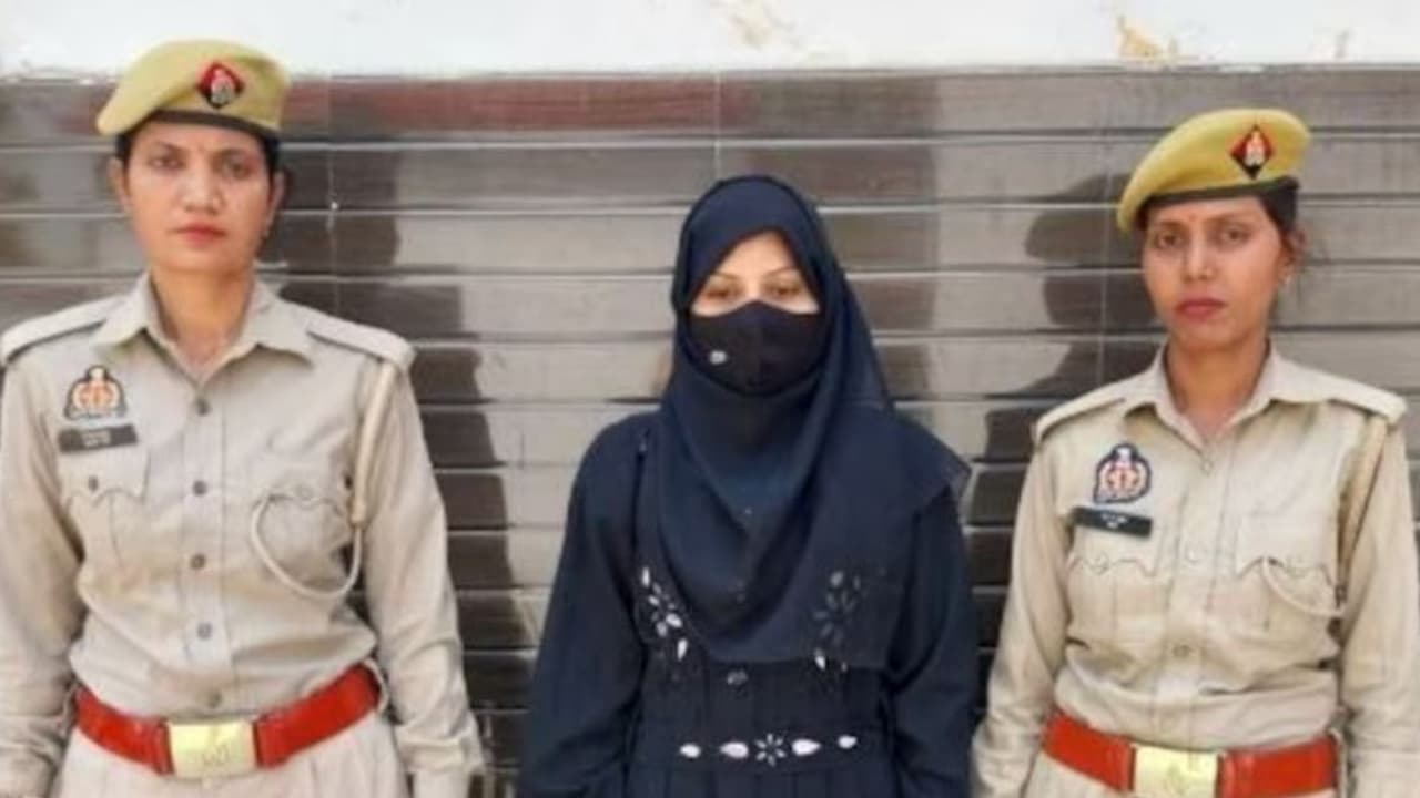 ಪತಿಯ ಖಾಸಗಿ ಅಂಗ ಸಿಗರೇಟ್ನಿಂದ ಸುಟ್ಟು ಕತ್ತರಿಸಲು ಹೋದ ಪತ್ನಿ ಬಂಧನ; ಹೆಂಡತಿಯ ಚಿತ್ರಹಿಂಸೆ ಸಿಸಿ ಕ್ಯಾಮೆರಾದಲ್ಲಿ ಸೆರೆ ಪತಿಯ ಖಾಸಗಿ ಅಂಗ ಸಿಗರೇಟ್ನಿಂದ ಸುಟ್ಟು ಕತ್ತರಿಸಲು ಹೋದ ಪತ್ನಿ ಬಂಧನ; ಹೆಂಡತಿಯ ಚಿತ್ರಹಿಂಸೆ ಸಿಸಿ ಕ್ಯಾಮೆರಾದಲ್ಲಿ ಸೆರೆ