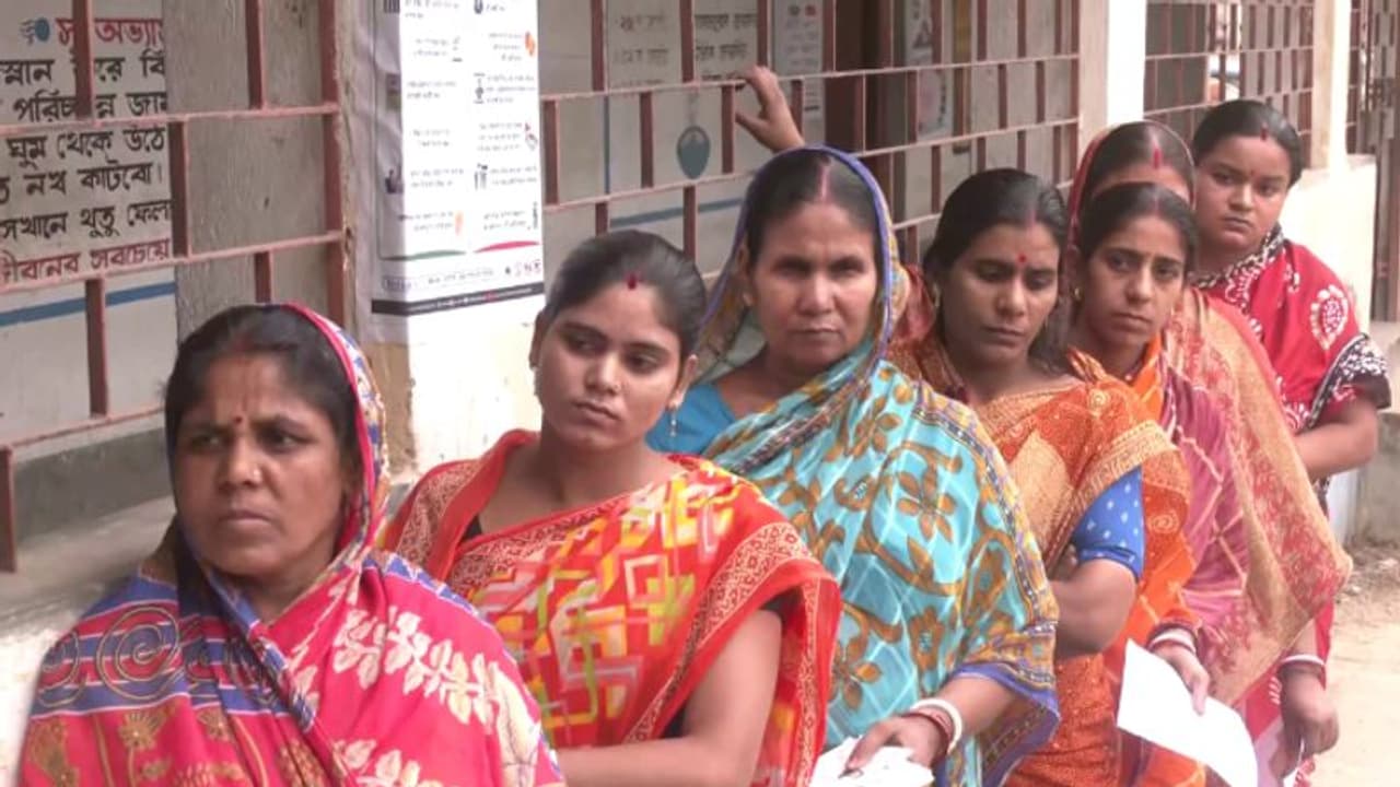 രാജ്യത്ത് മൂന്നാം ഘട്ട വോട്ടെടുപ്പിലും പോളിംഗ് ശതമാനത്തില് ഇടിവ്; വൈകിട്ട് വരെ ആകെ രേഖപ്പെടുത്തിയത് 60% രാജ്യത്ത് മൂന്നാം ഘട്ട വോട്ടെടുപ്പിലും പോളിംഗ് ശതമാനത്തില് ഇടിവ്; വൈകിട്ട് വരെ ആകെ രേഖപ്പെടുത്തിയത് 60%