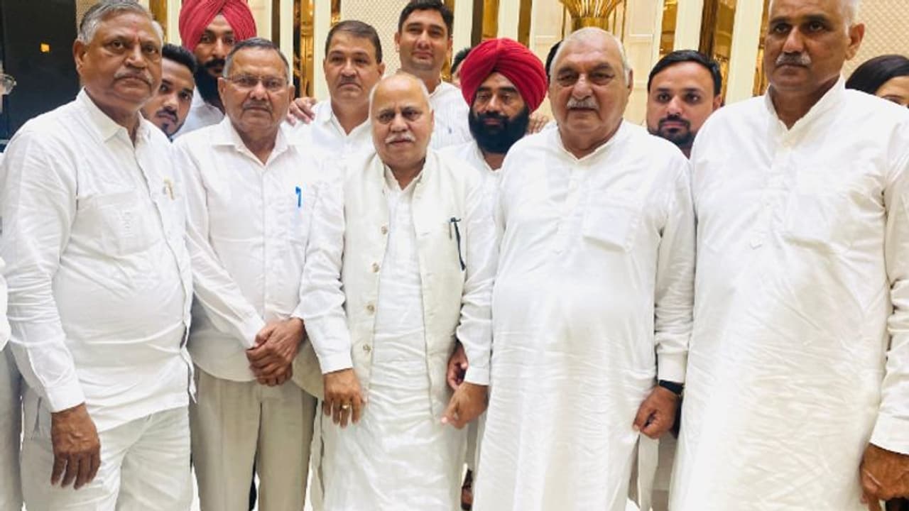 ഹരിയാനയിലെ ബിജെപി സര്ക്കാരിന് പ്രതിസന്ധി; 3 സ്വതന്ത്രര് പിന്തുണ പിന്വലിച്ചു, അംഗസംഖ്യ 42 ആയി കുറഞ്ഞു ഹരിയാനയിലെ ബിജെപി സര്ക്കാരിന് പ്രതിസന്ധി; 3 സ്വതന്ത്രര് പിന്തുണ പിന്വലിച്ചു, അംഗസംഖ്യ 42 ആയി കുറഞ്ഞു