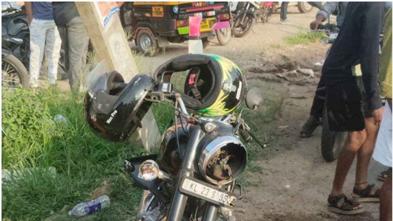 ടെമ്പോയും ബൈക്കും കൂട്ടിയിടിച്ച് അപകടം: രണ്ട് യുവാക്കള്ക്ക് ഗുരുതര പരുക്ക് ടെമ്പോയും ബൈക്കും കൂട്ടിയിടിച്ച് അപകടം: രണ്ട് യുവാക്കള്ക്ക് ഗുരുതര പരുക്ക്