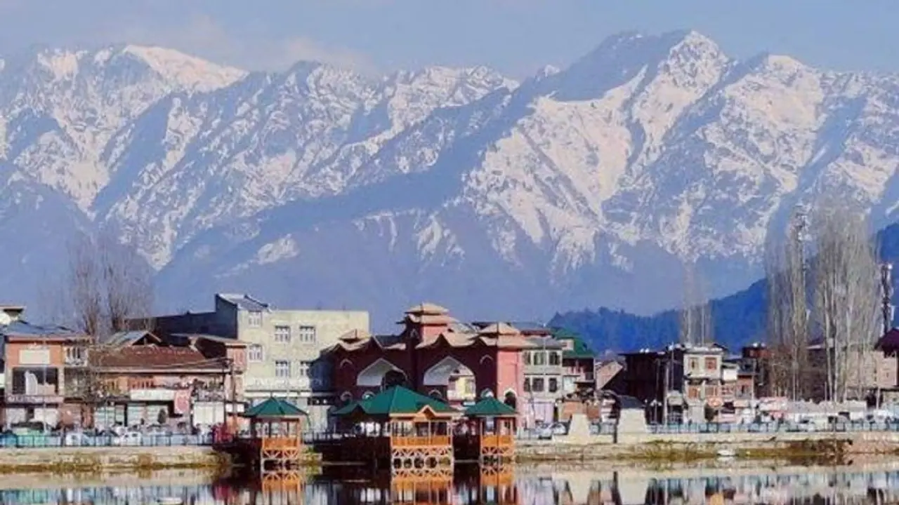 गर्मी के सितम से मिलेगी आजादी, घूम आएं  श्रीनगर की बर्फीली वादियों में