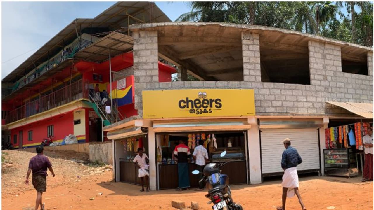 സ്റ്റോപ്പ് മെമ്മോ നല്കിയ കെട്ടിടത്തില് കടകള് തുറന്നു; പൊളിച്ചുനീക്കാന് ഉത്തരവിട്ട് പഞ്ചായത്ത് സ്റ്റോപ്പ് മെമ്മോ നല്കിയ കെട്ടിടത്തില് കടകള് തുറന്നു; പൊളിച്ചുനീക്കാന് ഉത്തരവിട്ട് പഞ്ചായത്ത്