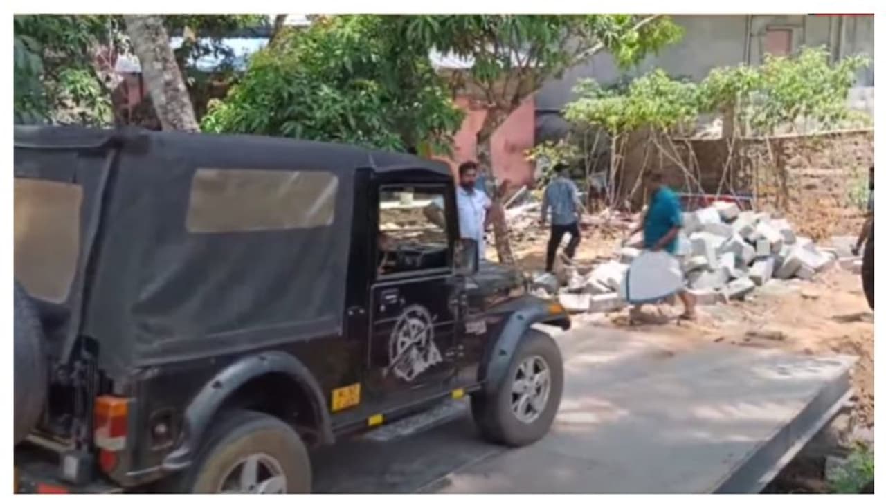 കെഎസ്ആർടിസി ഡിപ്പോയിലേക്കുള്ള റോഡ് കയ്യേറി പാലം നിർമിച്ചതായി പരാതി കെഎസ്ആർടിസി ഡിപ്പോയിലേക്കുള്ള റോഡ് കയ്യേറി പാലം നിർമിച്ചതായി പരാതി