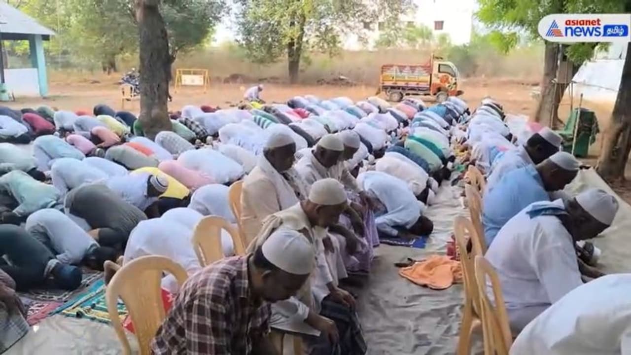 மழை பெய்து விவசாயம் செழிக்க வேண்டும்; புதுக்கோட்டையில் 500க்கும் அதிகமான இஸ்லாமியர்கள் சிறப்பு தொழுகை மழை பெய்து விவசாயம் செழிக்க வேண்டும்; புதுக்கோட்டையில் 500க்கும் அதிகமான இஸ்லாமியர்கள் சிறப்பு தொழுகை