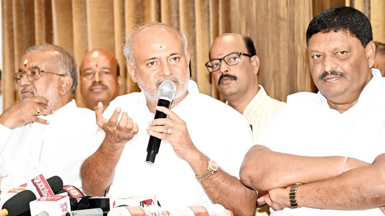 ಸಿಎಂ ಸಿದ್ದರಾಮಯ್ಯ ರಾಜೀನಾಮೆ ಕೊಟ್ಟು ನಮ್ಮಂತಹವರಿಗೆ ಮಾದರಿಯಾಗಲಿ: ಸಾ.ರಾ.ಮಹೇಶ್ ಸಿಎಂ ಸಿದ್ದರಾಮಯ್ಯ ರಾಜೀನಾಮೆ ಕೊಟ್ಟು ನಮ್ಮಂತಹವರಿಗೆ ಮಾದರಿಯಾಗಲಿ: ಸಾ.ರಾ.ಮಹೇಶ್