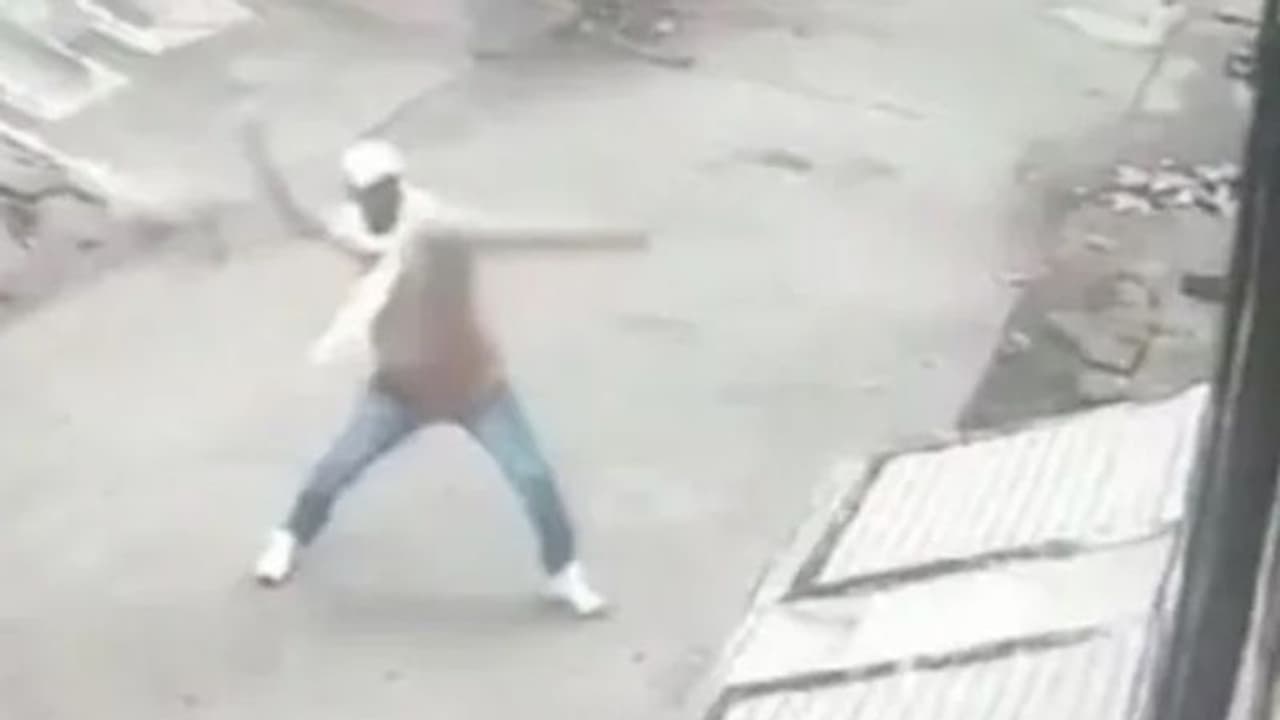 கோயிலில் சாமி கும்பிட்டு வீட்டின் மீது வெடிகுண்டு வீசிய நபர்!