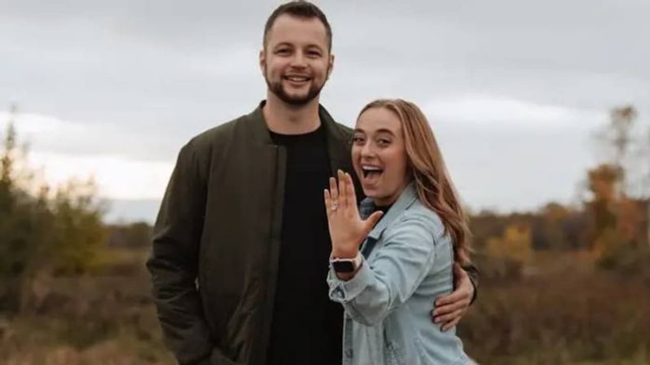 ഫ്രൈഡ് പിക്കിൾസ്, ചിക്കൻ വിങ്സ്, ഒപ്പമൊരു മെസ്സേജും; പ്രണയം വരുന്ന വഴിയേ..!