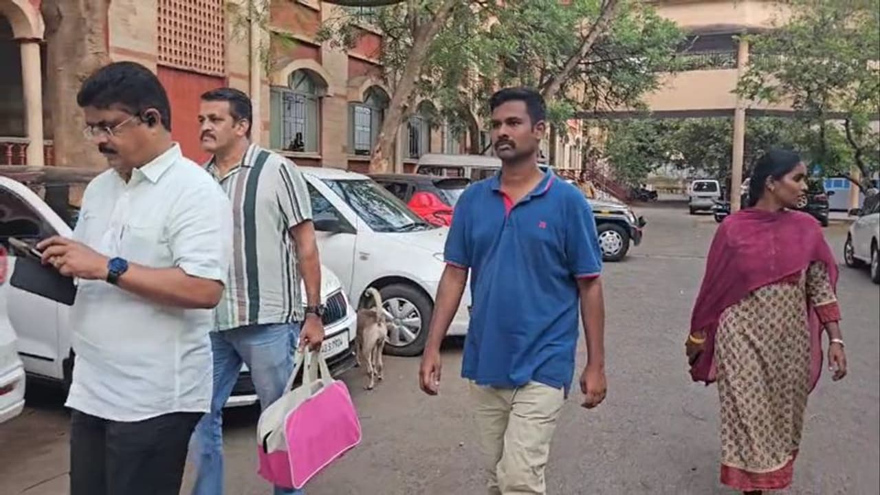 கோவையில் தொழில் அதிபரிடம் ரூ.300 கோடி மோசடி; 140 சவரன் நகை, ரூ.100 கோடி ஆவணங்கள் பறிமுதல்