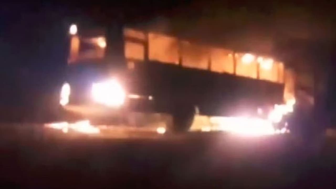 ಮತದಾನದ ನಂತರ ಮತಪೆಟ್ಟಿಗೆಗಳ ಸಾಗಿಸುತ್ತಿದ್ದ ಬಸ್ಗೆ ಮಧ್ಯಪ್ರದೇಶದಲ್ಲಿ ಬೆಂಕಿ ಮತದಾನದ ನಂತರ ಮತಪೆಟ್ಟಿಗೆಗಳ ಸಾಗಿಸುತ್ತಿದ್ದ ಬಸ್ಗೆ ಮಧ್ಯಪ್ರದೇಶದಲ್ಲಿ ಬೆಂಕಿ