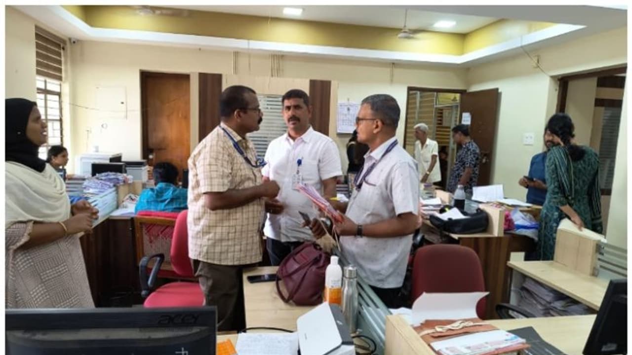 ഭൂമി തരം മാറ്റാമെന്ന് നാടുനീളെ പരസ്യം, ഉദ്യോഗസ്ഥരുടെ ഒത്താശയെന്ന് സംശയം; റവന്യൂ ഓഫീസുകളിൽ മിന്നൽ പരിശോധന ഭൂമി തരം മാറ്റാമെന്ന് നാടുനീളെ പരസ്യം, ഉദ്യോഗസ്ഥരുടെ ഒത്താശയെന്ന് സംശയം; റവന്യൂ ഓഫീസുകളിൽ മിന്നൽ പരിശോധന
