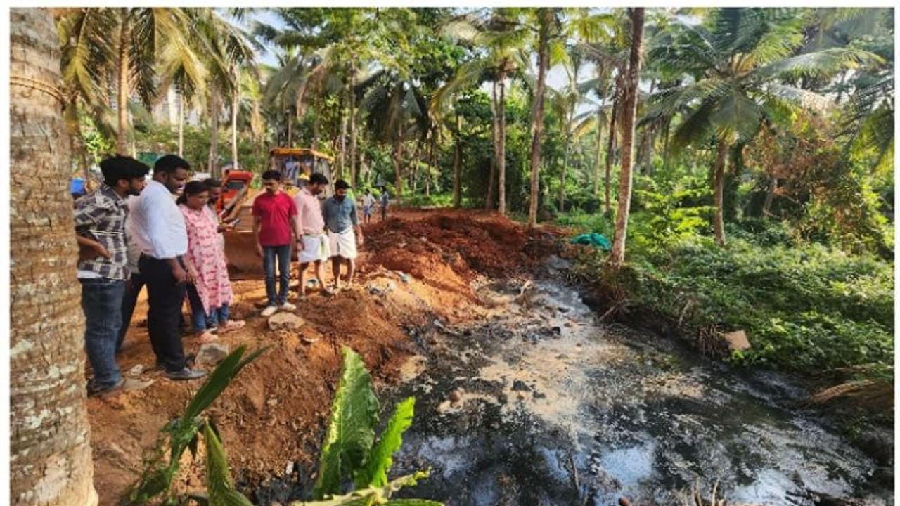 സംരക്ഷണ സമിതി രൂപീകരിച്ചതിന്റെ പിറ്റേദിവസം സെപ്റ്റിക് ടാങ്ക് മാലിന്യം തോട്ടിൽ; തിരിച്ചെടുപ്പിച്ച് നാട്ടുകാർ സംരക്ഷണ സമിതി രൂപീകരിച്ചതിന്റെ പിറ്റേദിവസം സെപ്റ്റിക് ടാങ്ക് മാലിന്യം തോട്ടിൽ; തിരിച്ചെടുപ്പിച്ച് നാട്ടുകാർ