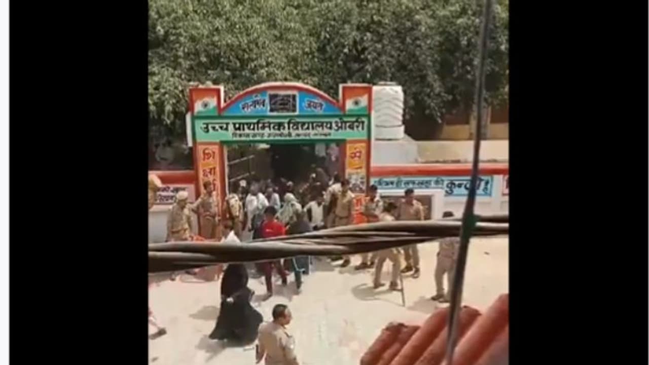 യുപിയില് മുസ്ലീം വോട്ടര്മാരെ വോട്ട് ചെയ്യാന് അനുവദിച്ചില്ല എന്ന വീഡിയോ; വിശദീകരണവുമായി ഇലക്ഷന് കമ്മീഷന് യുപിയില് മുസ്ലീം വോട്ടര്മാരെ വോട്ട് ചെയ്യാന് അനുവദിച്ചില്ല എന്ന വീഡിയോ; വിശദീകരണവുമായി ഇലക്ഷന് കമ്മീഷന്